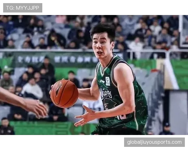 郭昊文训练间竟然随身带现金卡，感觉工资比我工资袋还鼓！
